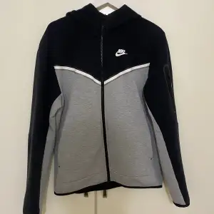 Nike Tech Fleece i fint skick.   Stl: M 600 kr