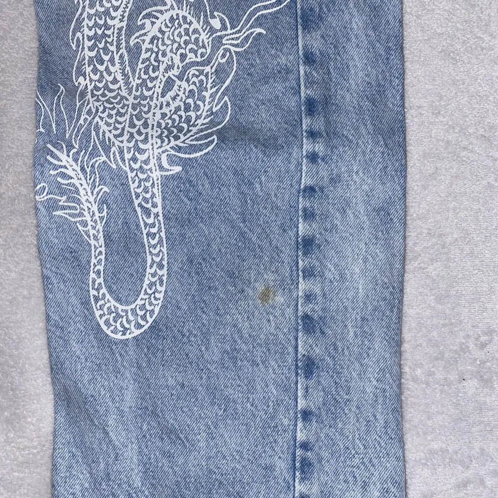 Använda en gång, har en liten fläck långt ner på ena benet som ni ser i bilden den fanns tyvärr där när jag köpte dem men syns verkligen inte när man har på sig dem 💙. Jeans & Byxor.