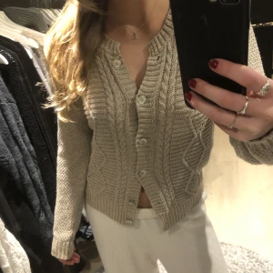 Beige stickad kofta - Intressekoll på denna unika kofta, så fin beige med guldglittriga detaljer🥰