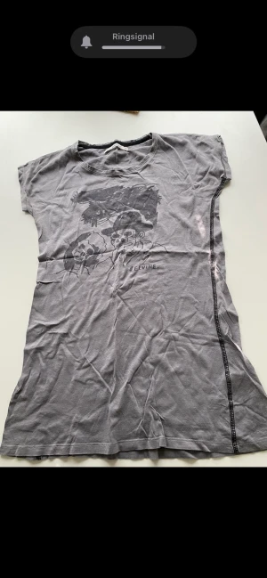 Elvine topp strl xs  - Elvine topp  Lång modell  Grå med tryck  Ej stryken på bilden🤪