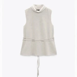 zara topp - Skitsnygg topp från zara som tyvärr inte kommer till användning längre💞