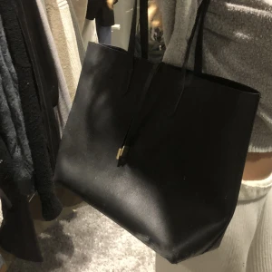 Stor svart väska - Fin enkel väska utan innerfickor. Bra skick. 