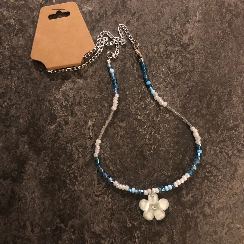 NY! Halsband med blå blomma från small business i USA (Etsy) . Accessoarer.