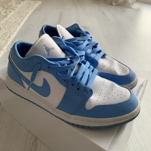 Jordan 1 Low UNC - Använda sparsamt, kan skicka fler bilder om det behövs.