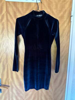 Velvet mörkblå klänning, storlek small 
