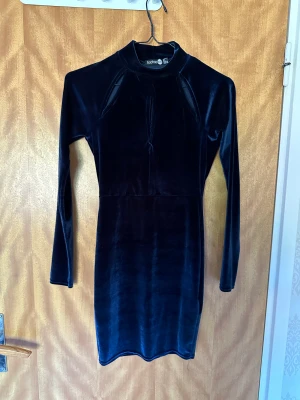 Klänning  - Velvet mörkblå klänning, storlek small 