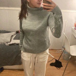 Grå stickad tröja - Grå stickad polotröja från Jacqueline de yong, köpt för väldigt länge sedan säljer pågrund av att den dels är lite liten och kommer inte till så mycket användning längre🩷