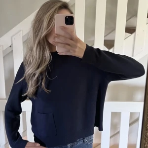 Stickad tröja  - En fin stickad tröja i marinblå från Carin Wester, använd några fåtal gånger, priset kan diskuteras och skriv för fler bilder 🫶🏼