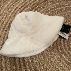 Fakefur bucket hat - Aldrig använd! Etikett kvar!