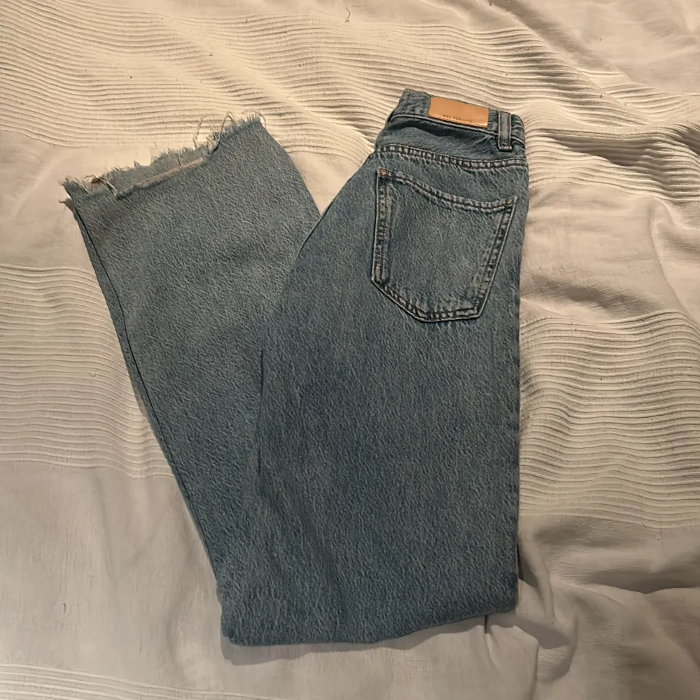 Säljer par hög midjade wide leg jeans från mango i storlek 32 pga att jag inte använder de längre💖. Jeans & Byxor.