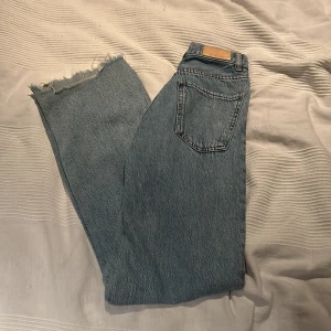 Wide jeans - Säljer par hög midjade wide leg jeans från mango i storlek 32 pga att jag inte använder de längre💖