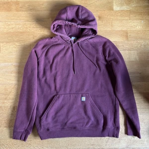 Charatt hoodie - Vinröd Carhartt hoodie i storlek medium. 