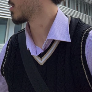 Ullväst  - Svart och orange ullväst. Väldigt fin passar nästan allt.