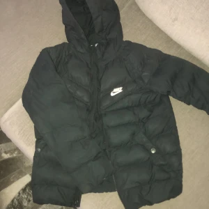 Nike Vinter jacka💕 - Jätte fin Nike jacka! I använt skick. Funkar jättebra som vinter och höst jacka. Skulle passa storlek xxs💕 vet inte hur mycket jag köpte den för.. kom med prisförslag!
