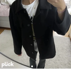Kort kappa - Säljer denna korta kappa från NAKD. Köpte den på plick och den är i nyskick❤️