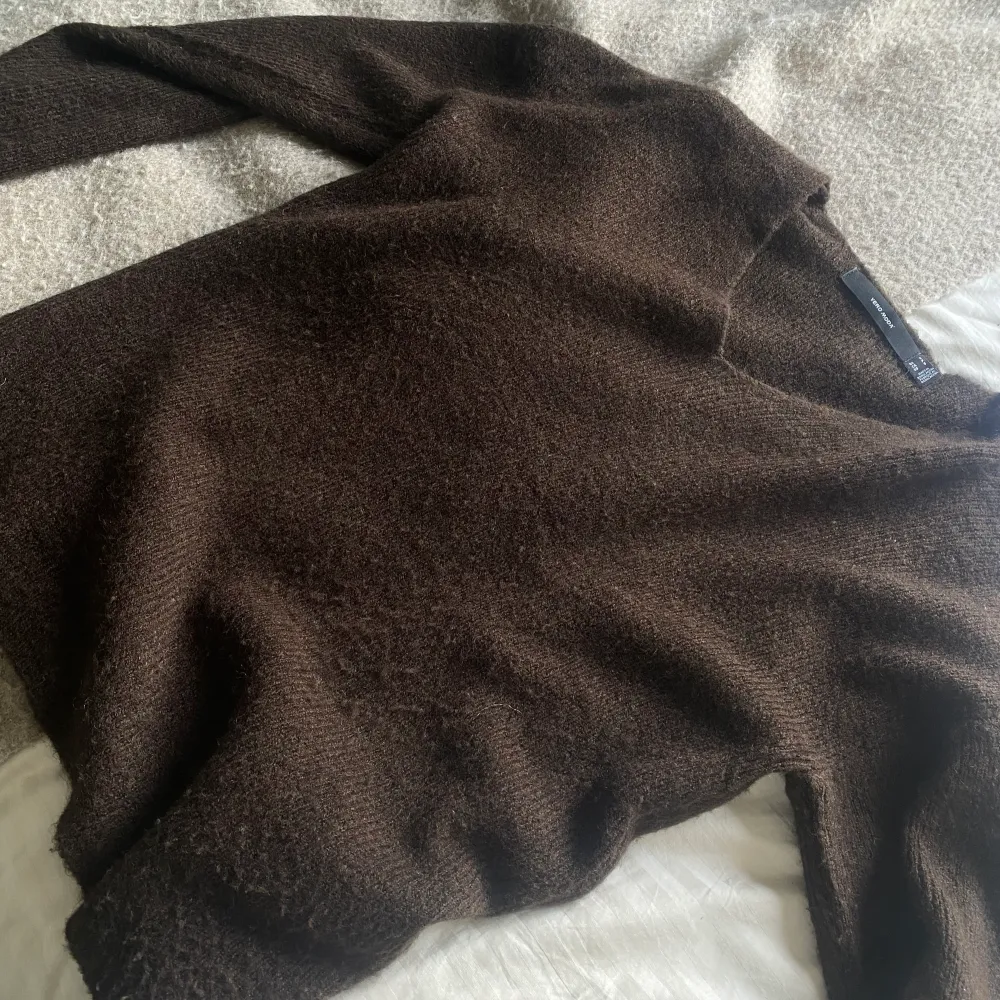 Mörkbrun stickad tröja från vero moda, bra skick men lite nopprig på vissa ställen. Tröjor & Koftor.