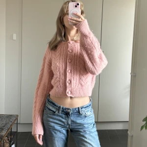 Rosa kofta - Säljer en rosa stickad cardigan från & other Stories i storlek S ❤️