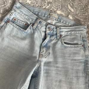Hej, säljer dessa low whist straight jeans från Gina tricot, då dem ej kommer till användning för dem är för små❤️