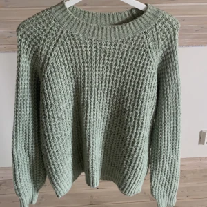 Stickad tröja💚 - Kommer inte till användning, har en likadan i beige också som jag kan tänka mig sälja i storlek M, köpare står för frakt, använd gärna köp nu🤍