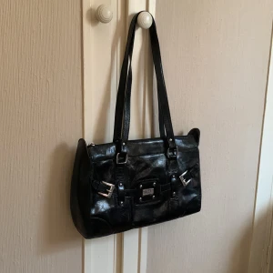 Svart vintage axelremsväska  - Säljer denna väskan då den inte kommer till användning! Köpt på secondhand men i nyskick och superfin!