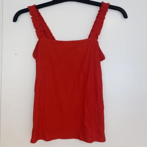 Rött linne med volangarmar  - Ett litet gulligt rött linne med volanger på ärmarna ❤️