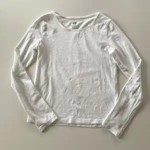 Vit Basic långärmad tröja från H&M i bra skick. Den är storlek 134/140 men passar nästan mig som vanligtvis har XS och är 159 cm lång. 💗