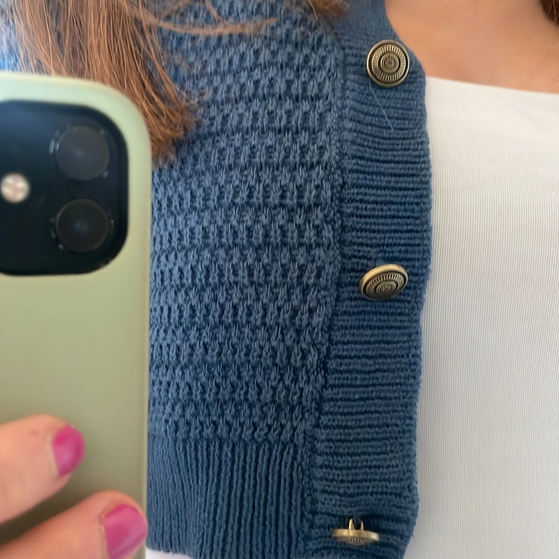 Kort blå kofta med gulddetaljer - 91