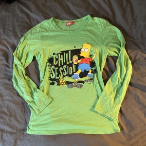 The Simpsons - The Simpsons långärmad t shirt, storlek 170 passar från xs-l. Något litet hål vid urringningen och lite nopprig. 