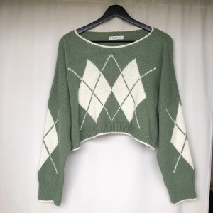 Stickad tröja - Lite croppad, mjuk stickad tröja från Pull&Bear, knappt använd ☘️🐢🌱💚