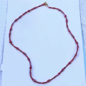 Pärlhalsband  - Röda pärlor! Super gulligt 