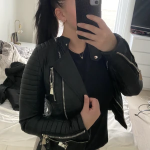 Läderjacka  - Tycker jätte mycket om denna  läderjackan men säljer då den är för liten i storlek. Den är helt oanvänd och prislappen sitter kvar.