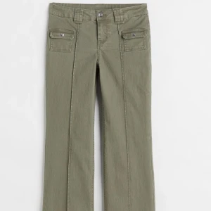 Hm byxor  - ”Cargobyxor i twill” Trendiga hm byxor som är slutsålda (tror jag) kan inte hitta de på hemsidan. De är likadana som de trendiga i grönt som visas på första bilden. Kom privat för fler bilder. 