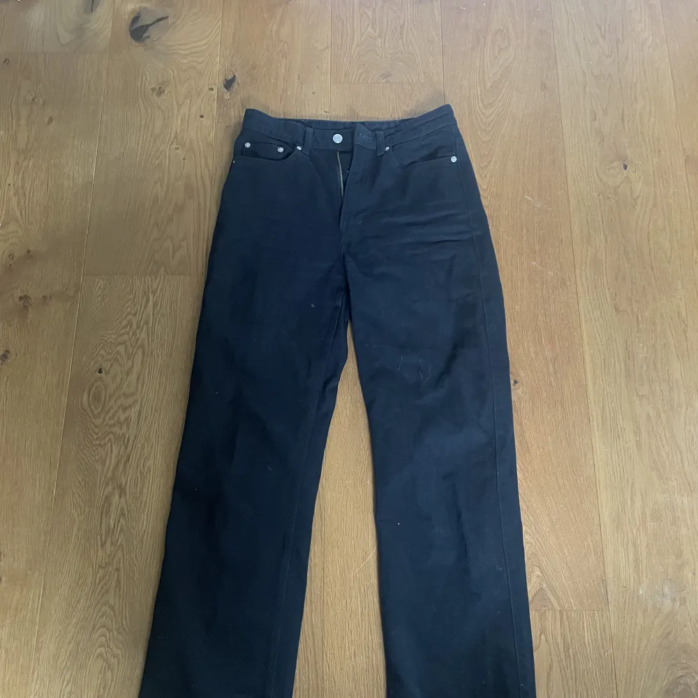 Ett par svarta hög midjade straight leg jeans från weekday. Säljer för jag inte använder dom längre. Jag är 163 cm . Jeans & Byxor.