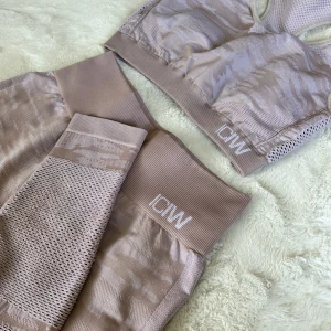 ICIW set - Säljer topp+tights i rosa (färgen syns bäst på bild 2). Storlek S på tightsen och M på toppen. Sparsamt använda. 300kr för båda🌸