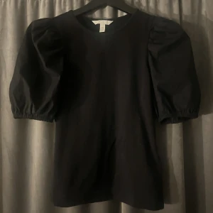 Toppar - Säljer mina 2 toppar med puffärm från H&M i stolek xs. Har använt dom 1 gång. Säljer båda för 99kr💗