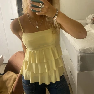 Söt volang topp - Säljer denna super söta topp med volanger och rosett där bak 🎀🎀🎀🎀