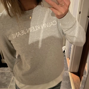 Calvin Klein Sweatshirt💓 - Säljer min fina Sweater från Calvin Klein då den inte kommer till användning. Storlek XS. Köpt för några år sedan för 999 kr. Inga defekter förekommer. Mitt direkt-pris är 299 kr, men är öppen för prisförslag!🥰 Köparen står för frakten. 