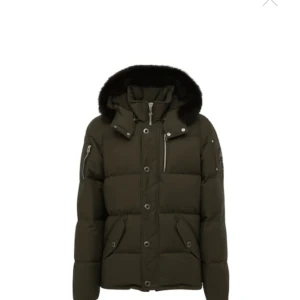 Moose knuckles jacka  - En stor och skön vinterjacka som passar perfekt nu till vinter köpt för 13 tusen men kan tänka mig att sälja för 5 tusen pris kan även diskuteras, koden kommer direkt till hemsidan 