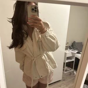 jacka - fin jacka/trenchcoat från gina tricot, knappt använd🤍