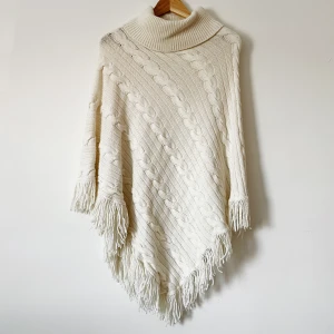 Poncho - Poncho från Made in Italy of Benetton, använd ett fåtal gånger så i bra skick. Använd gärna KÖP NU om du vill köpa.