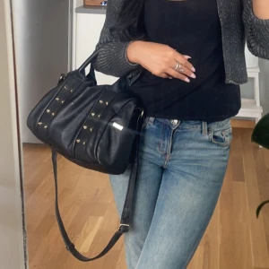 Väska  - Jättefin svart väska med nitar på, den är ganska använd men perfekt för skolan ❤️