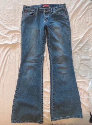 Lågmidjade bootcut jeans  - Säljer dessa super fina jeans som jag köpte second hand pga de var för stora för mig i midjan. Väldigt bra skick! Jeansen är i strl XS men jag skulle säga att de passar S också🙌 (lånade bilder)