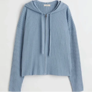 Kofta i kashmir  - Säljer koftan på första bilden i brunt. Så så skön i kashmirblend. Jättebra skick.  Nypris: lite osäker med 400-600 kr🫶🏼