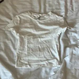 Tajt hm t-shirt i storlek xs. Använd någon gång har en liten fläck men den tvättas innan vi skickar iväg den. 