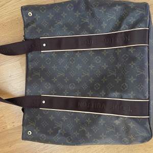 Louis Vuitton väska till salu, har inte använts på ett gott tag. Bra skic. Skriv vid eventuella frågor