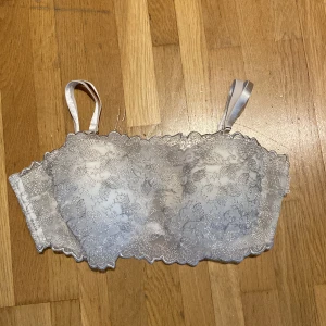 Bh  - Löst broderat tyg framtill  Oanvänd 