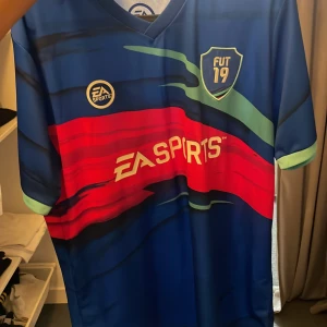 FIFA 19 ultimate team t shirt - Aldrig använd  Fick den från ea 