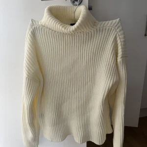 stickad tröja - använd 1 gång, perfekt skick