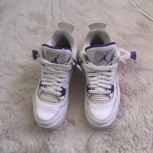 Jordan 4 metallic purple  - Vill nu sälja mina Jordans, då jag har bytt stil, dom har inga skador de e  använda. Pris går att diskuteras 