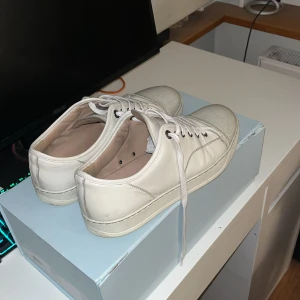 Lanvin skor - Säljer nu dessa lanvins i storlek 7. Skorna är i bra skick med få defekter. Låda tillkommer men inget kvitto. Skriv  för fler bilder/ frågor. Kan gå ner i pris vid snabb affär👍
